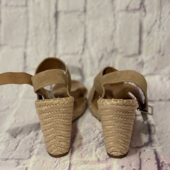 🔵”NWOT” Super Chic Tan Suede Wedge Sandals - Picture 7 of 12